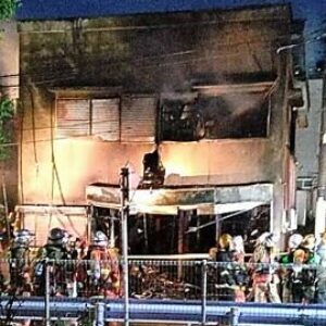 東京都東村山市にある2階建て住居で火災が発生し親子の4人と不明な遺体