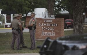 米南部のテキサス州ユバルディにあるロブの小学校で高校生が銃の乱射