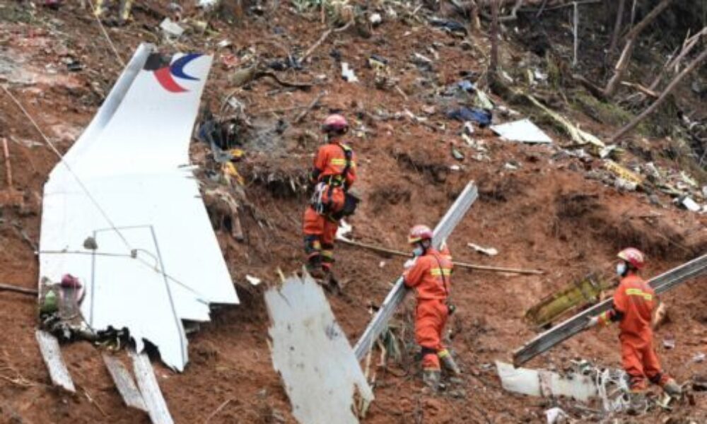 中国東方航空の旅客機が墜落したのは機内で第三者が工作したのが原因か？