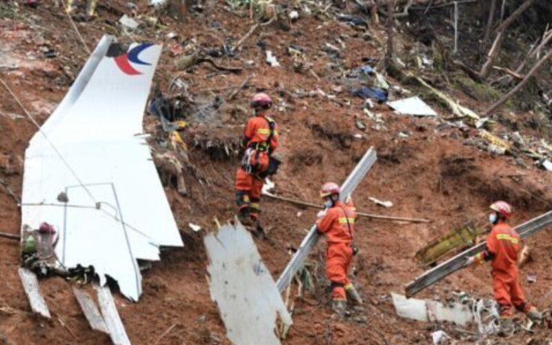 中国東方航空の旅客機が墜落したのは機内で第三者が工作したのが原因か？