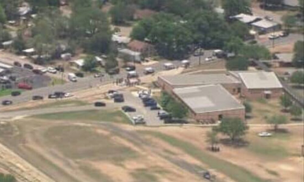 米南部のテキサス州ユバルディにあるロブの小学校で高校生が銃の乱射