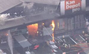 埼玉県草加市にある建設資材店が全焼した火災は元パート従業員の男が放火
