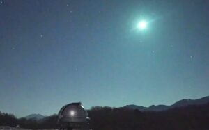 関東地域の上空で極めて大きな流れ星が観測され隕石として落下した可能性