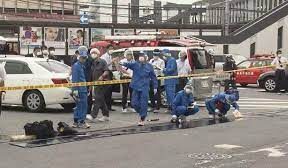安倍晋三元首相が奈良市内で街頭演説中に猟銃を思った男に至近距離から撃たれて重傷