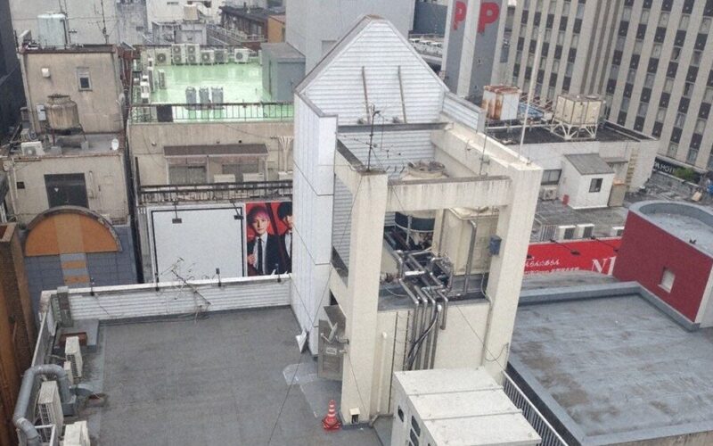 名古屋市中区栄にある雑居ビルの屋上に元交際関係にあった女性の遺体を遺棄