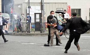安倍晋三元首相が奈良市内で街頭演説中に猟銃を思った男に至近距離から撃たれて重傷