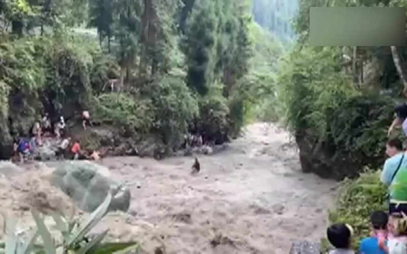 中国の四川省で鉄砲水がいきなり押し寄せ河川で遊んでいた住人の7人が死亡