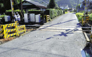 埼玉県にある秩父鉄道の踏切内で列車と軽乗用車が激突した事故