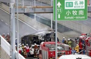 名古屋高速小牧線でバスが分離帯に激突して横倒し炎上する事故