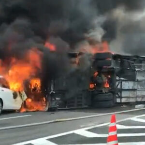 名古屋高速小牧線でバスが分離帯に激突して横倒し炎上する事故