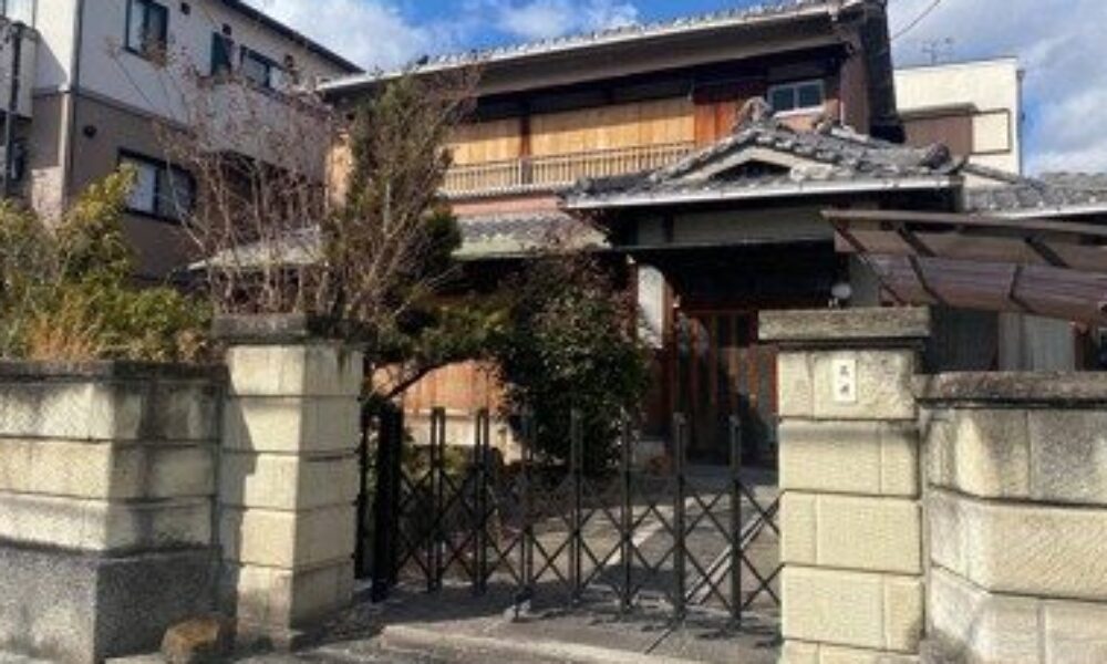 大阪府高槻市にある住宅で養子の男が資産家の女性を浴槽に沈めて殺害