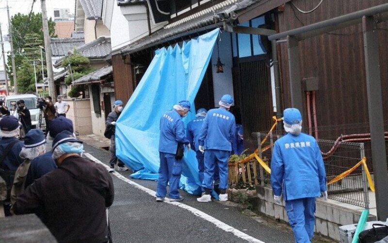 名阪国道でタンクローリーに衝突した事故調査で住宅内から男女の刺殺遺体
