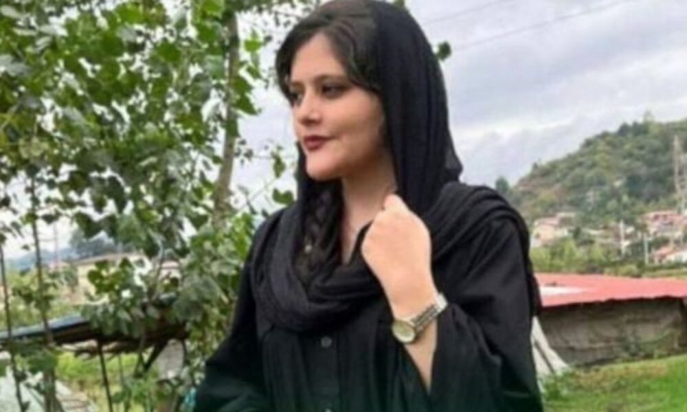 イランの首都テヘランで頭髪をスカーフで覆っていなかった女性が逮捕され死亡