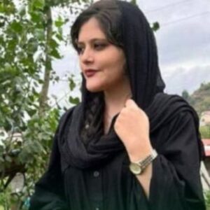 イランの首都テヘランで頭髪をスカーフで覆っていなかった女性が逮捕され死亡