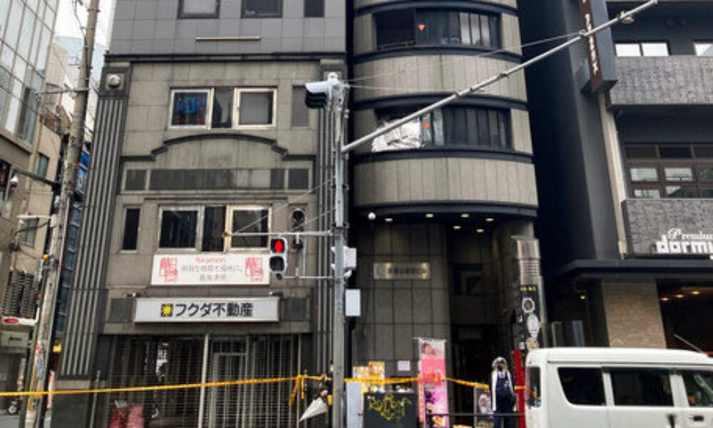 大阪市の界隈にある繁華街のミナミで暴力団幹部が雑居ビルの隙間で殺害されていた遺体