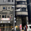 大阪市の界隈にある繁華街のミナミで暴力団幹部が雑居ビルの隙間で殺害されていた遺体
