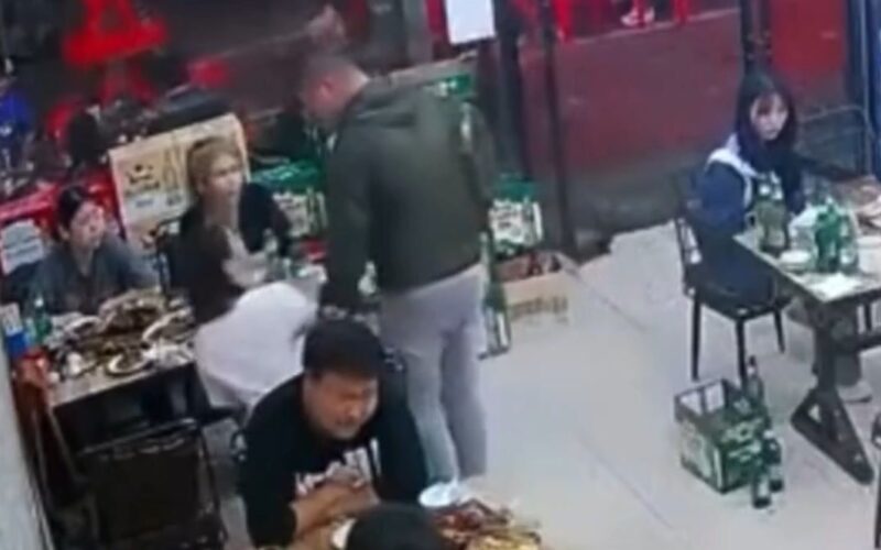 中国の飲食店で男にナンパされた女性客が誘いを断った腹いせに集団暴行