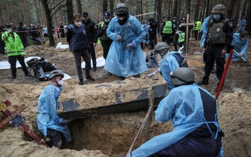 ウクライナ軍が奪還したイジューム郊外の森で462人の市民と軍人が埋葬された遺体