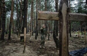 ウクライナ軍が奪還したイジューム郊外の森で462人の市民と軍人が埋葬された遺体