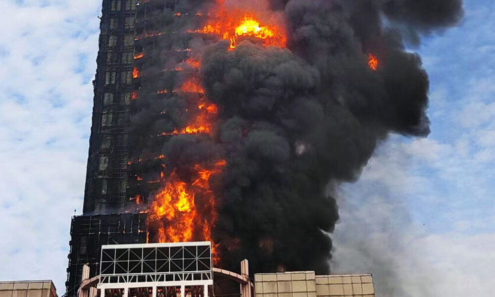 中国湖南省長沙市にある42階建ての高層ビルで全てが炎と煙に包まれた大規模火災