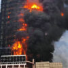 中国湖南省長沙市にある42階建ての高層ビルで全てが炎と煙に包まれた大規模火災
