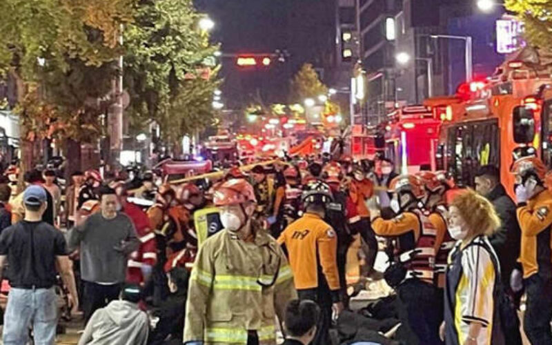 韓国の首都ソウルにある繁華街で将棋倒しになって倒れた観光客や住人の死亡事故