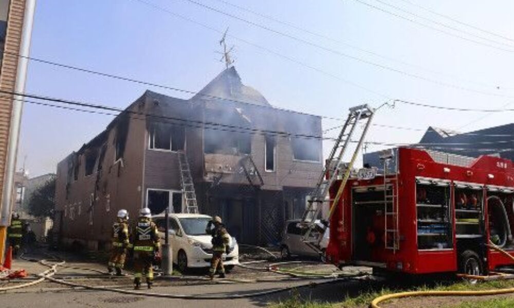 北海道北広島市にある共同住宅から出火して消し止められた焼け跡から2人の遺体