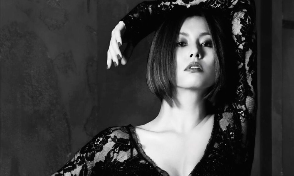 女優の米倉涼子さんが病の悪化でミュージカルCHICAGOを降板したことを発表