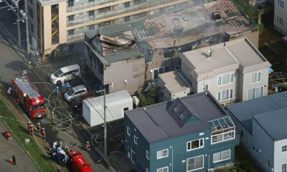 北海道北広島市にある共同住宅から出火して消し止められた焼け跡から2人の遺体