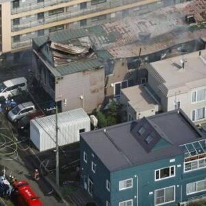 北海道北広島市にある共同住宅から出火して消し止められた焼け跡から2人の遺体