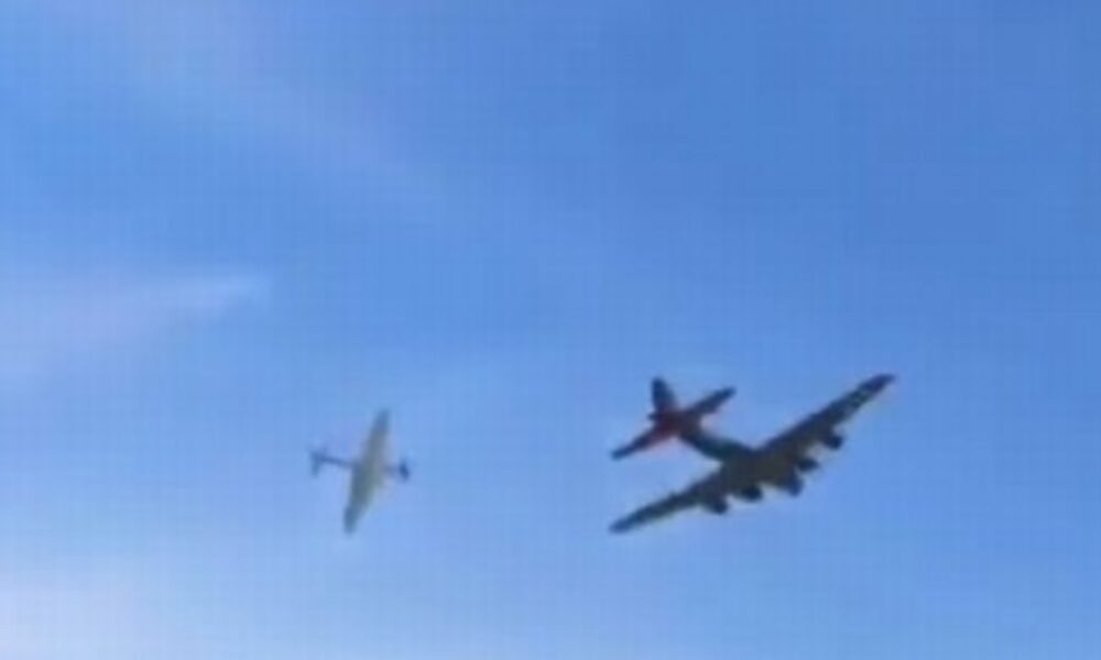 テキサス州ダラスで行なわれた航空ショーで軍用機が空中で接触し墜落