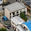 大阪府豊中市のアパートで火災が発生した部屋の前で刺し傷のある男性