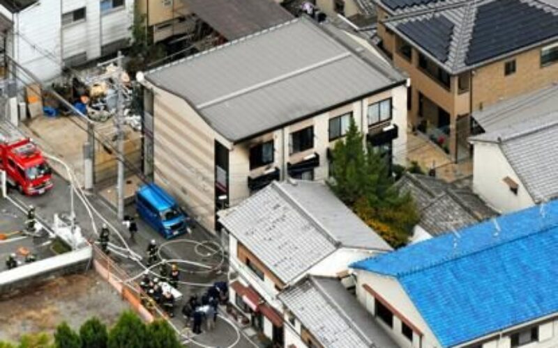 大阪府豊中市のアパートで火災が発生した部屋の前で刺し傷のある男性