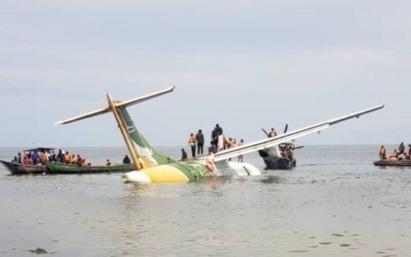 タンザニアで旅客機が悪天候に見舞われ空港間近のビクトリア湖に墜落し19人が死亡
