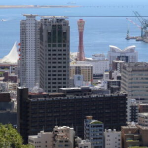 神戸市中央区にある54階建てタワーマンションの32階にあるベランダで倒れて死亡していた女性の遺体