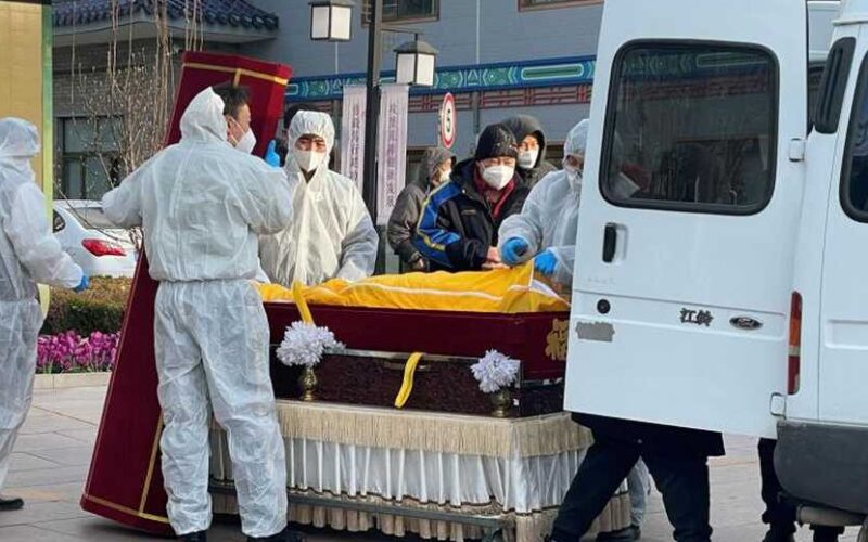 中国にある巨大な都市北京でコロナウイルスが蔓延し死者の遺体が放置