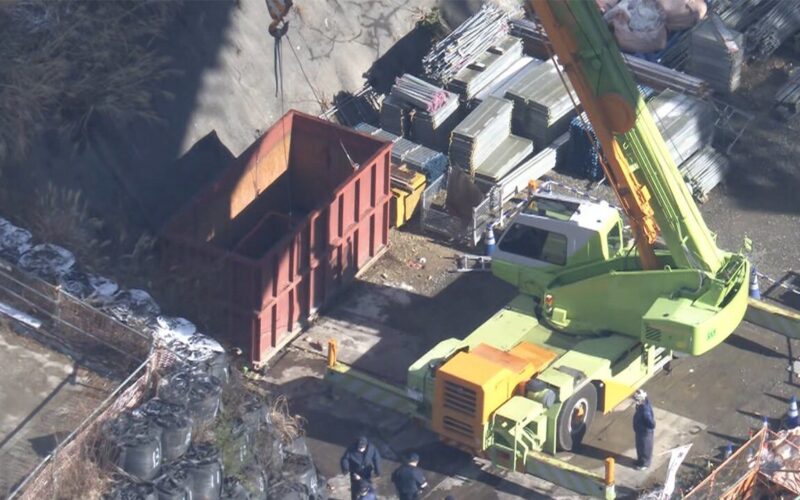 工事現場でクレーンを使って吊り上げたコンテナが落下し作業員の2人が死亡