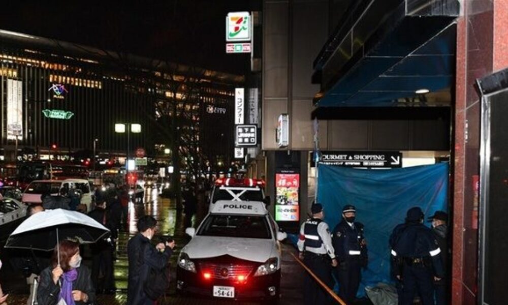 福岡市博多区にあるJR博多駅付近の路上で女性が男に刃物で刺されて死亡