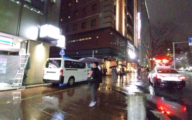 福岡市博多区にある駅付近の路上で元交際相手の男に女性が刃物で襲われ死亡