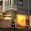 東京都府中市にあるホテルで女性がベッドの上で殺害されていた殺人事件