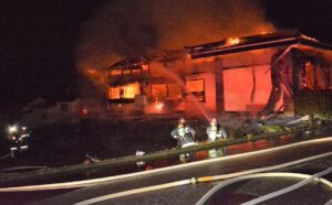 青森県六戸町にある住宅で火災が発生し焼け跡の室内から5人の焼死体