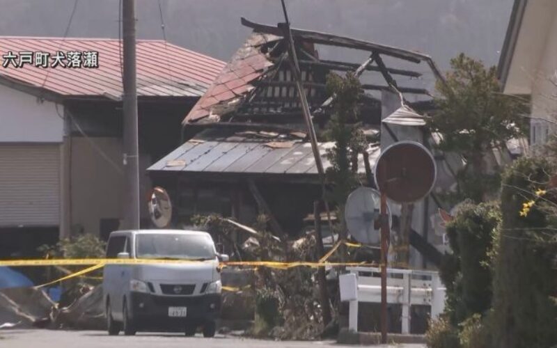 青森県六戸町にある住宅で火災が発生し焼け跡の室内から5人の焼死体