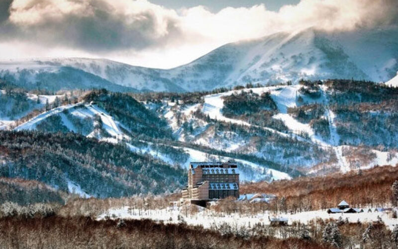 北海道のスキー場でスノーボードを足に着けた女性が雪に埋もれていた遺体