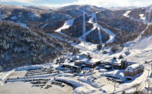北海道のスキー場でスノーボードを足に着けた女性が雪に埋もれていた遺体