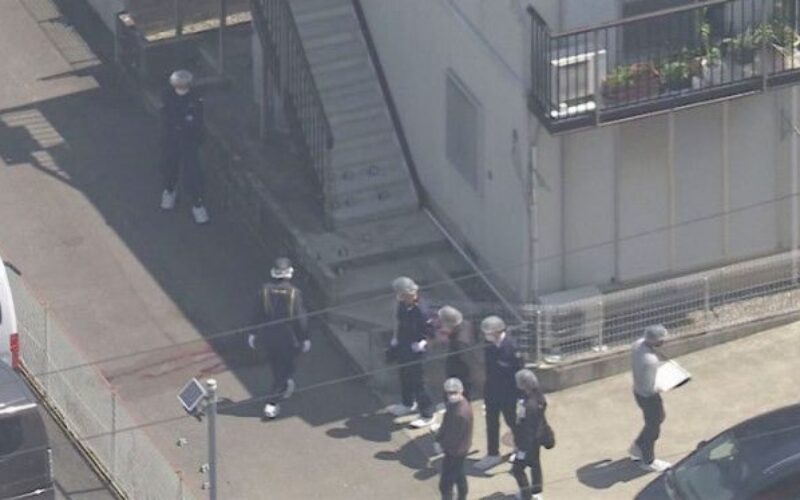 三重県鈴鹿市にあるアパートの階段口で血を流し倒れていた女性の殺害された遺体