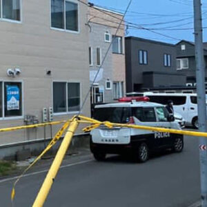 北海道釧路町にある2箇所のアパートで意識不明の男性と殺害された女性の遺体