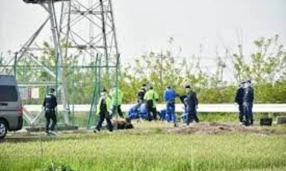 群馬県高崎市にある路上で倒れていた男性の遺体は送電用の鉄塔から転落事故の可能性