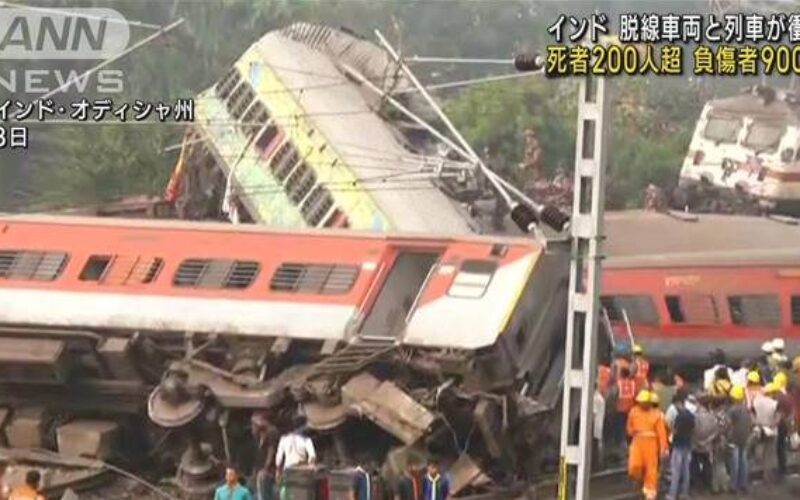 インドネシアの東部オリッサ州で旅客列車が対向列車と激突し数百人が死亡